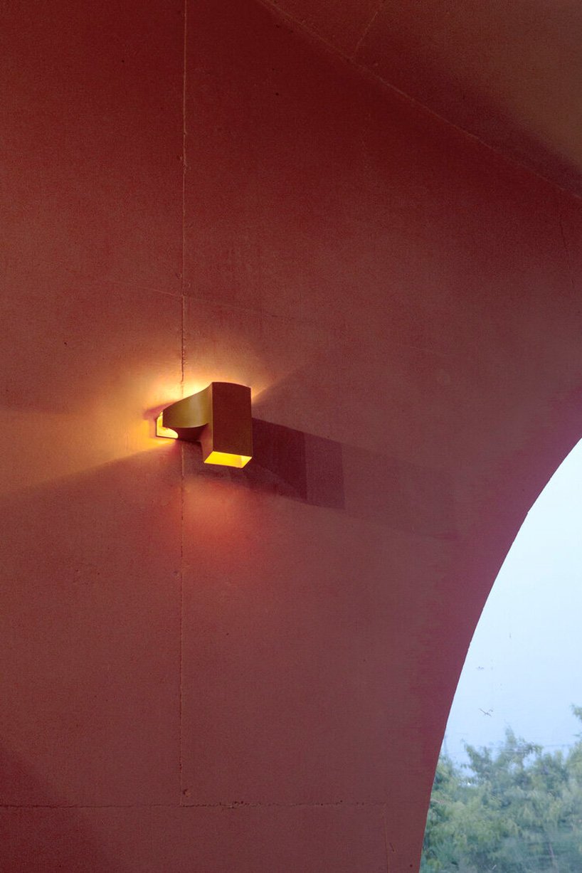 xi 工作室建造了雕塑般的“桃小屋”亭作为中国农村社区中心的一部分