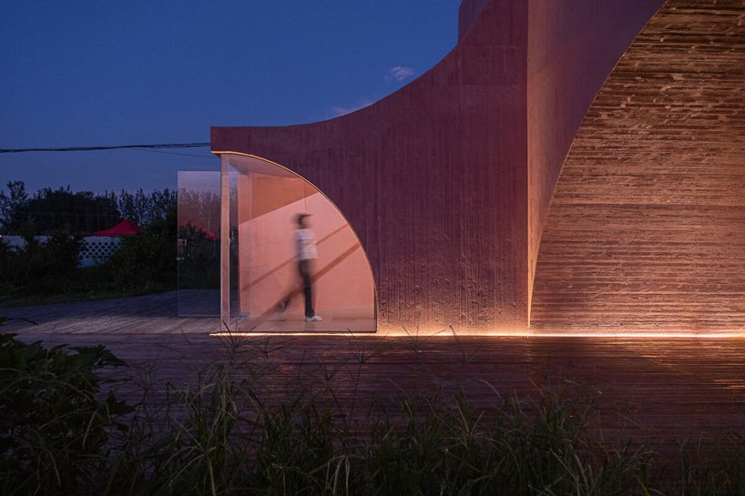 xi 工作室建造了雕塑般的“桃小屋”亭作为中国农村社区中心的一部分