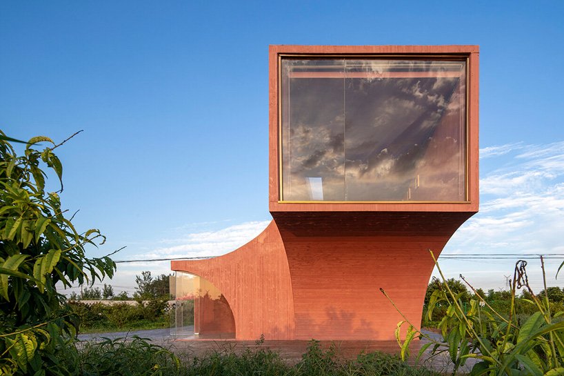 xi 工作室建造了雕塑般的“桃小屋”亭作为中国农村社区中心的一部分