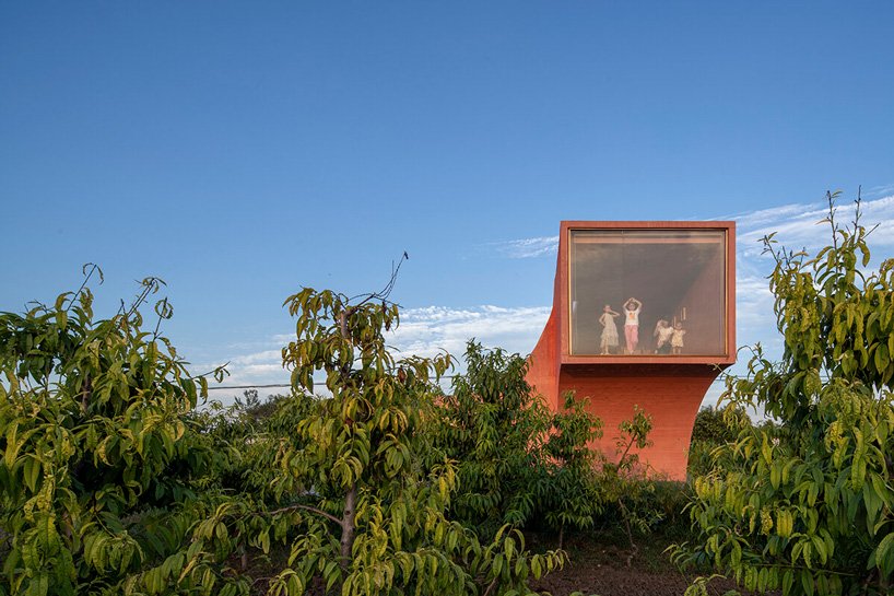 xi 工作室建造了雕塑般的“桃小屋”亭作为中国农村社区中心的一部分