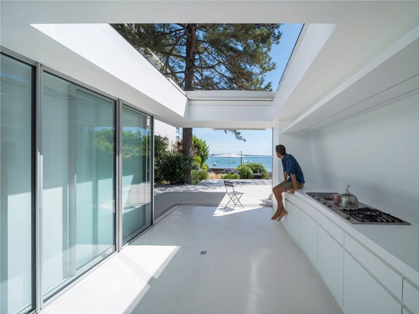 avignon-clouet 建筑事务所在法国建造带有可拆卸屋顶的避暑别墅