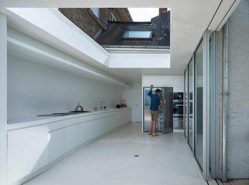 avignon-clouet 建筑事务所在法国建造带有可拆卸屋顶的避暑别墅