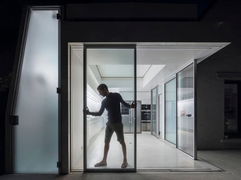 avignon-clouet 建筑事务所在法国建造带有可拆卸屋顶的避暑别墅