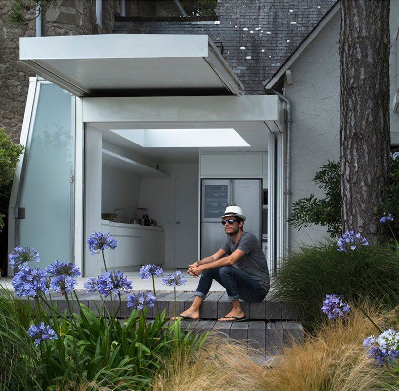 avignon-clouet 建筑事务所在法国建造带有可拆卸屋顶的避暑别墅