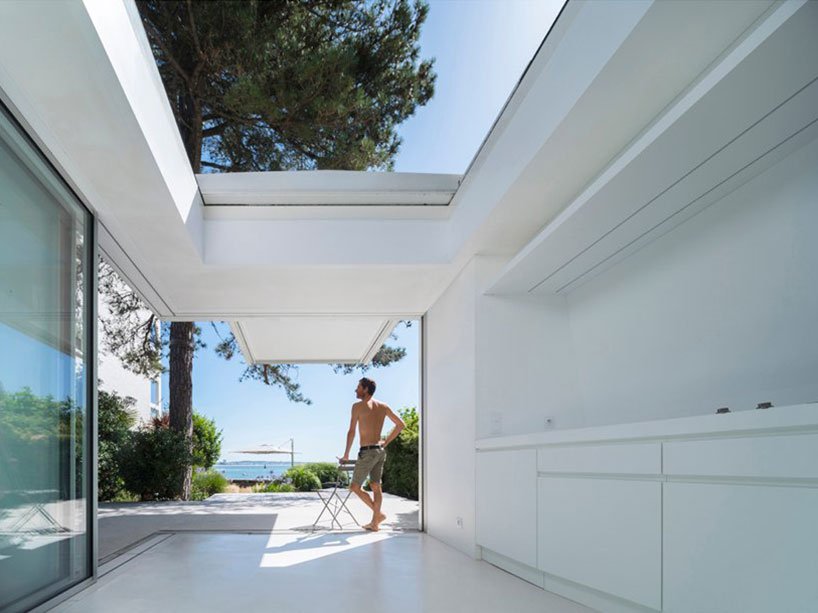 avignon-clouet 建筑事务所在法国建造带有可拆卸屋顶的避暑别墅