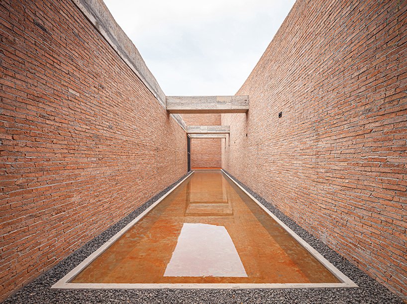 曼谷项目工作室用手工砖在泰国建造“大象博物馆”