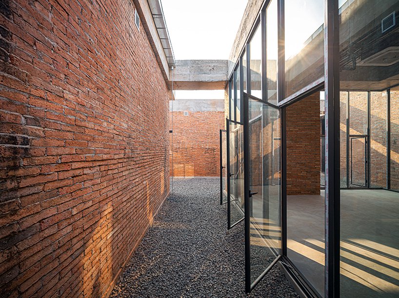 曼谷项目工作室用手工砖在泰国建造“大象博物馆”