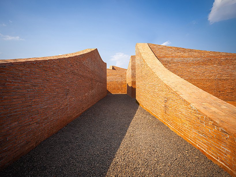 曼谷项目工作室用手工砖在泰国建造“大象博物馆”