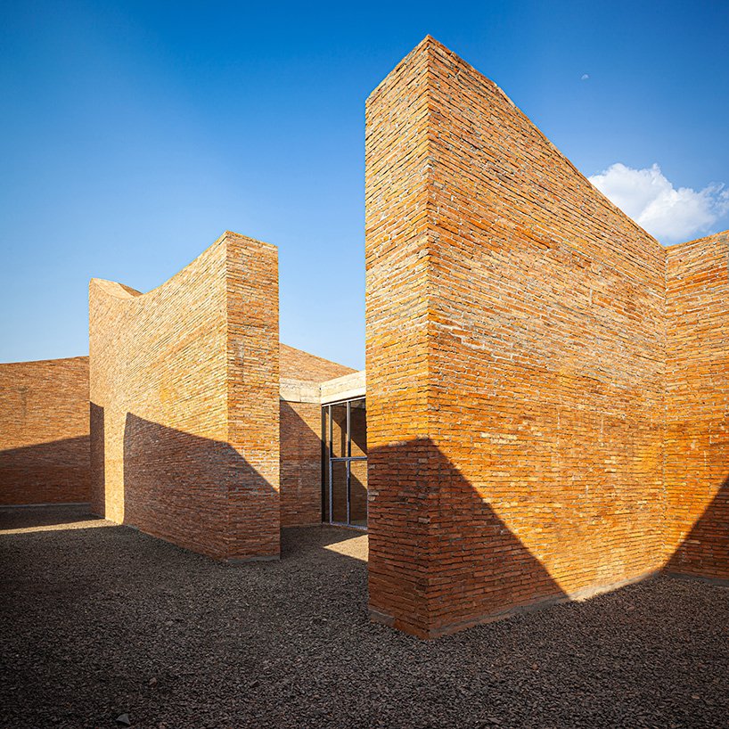 曼谷项目工作室用手工砖在泰国建造“大象博物馆”