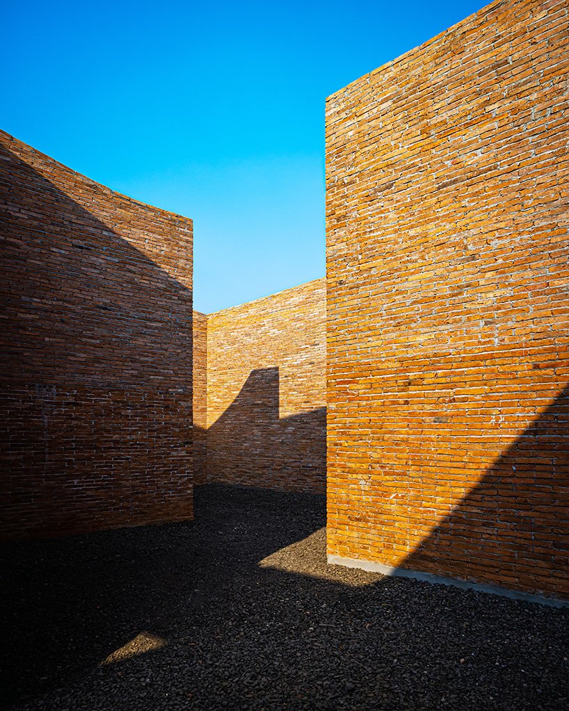 曼谷项目工作室用手工砖在泰国建造“大象博物馆”