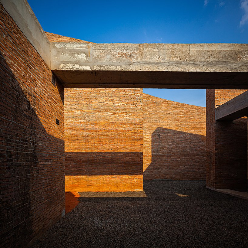 曼谷项目工作室用手工砖在泰国建造“大象博物馆”