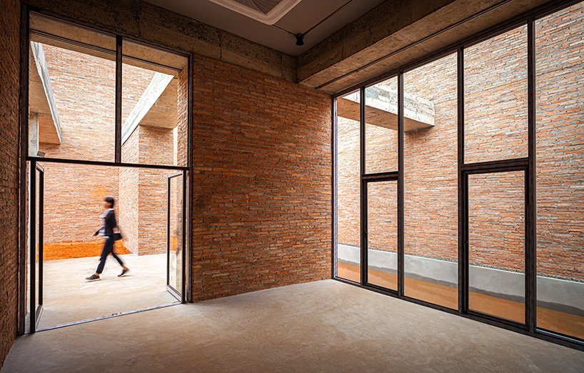 曼谷项目工作室用手工砖在泰国建造“大象博物馆”