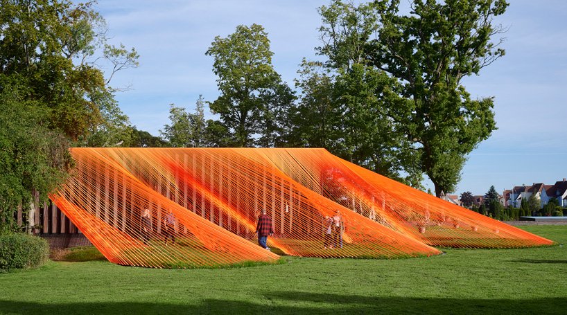 behin ha 设计的两件亮橙色网状织物装置在丹麦亮相