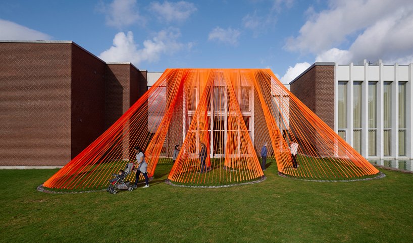 behin ha 设计的两件亮橙色网状织物装置在丹麦亮相