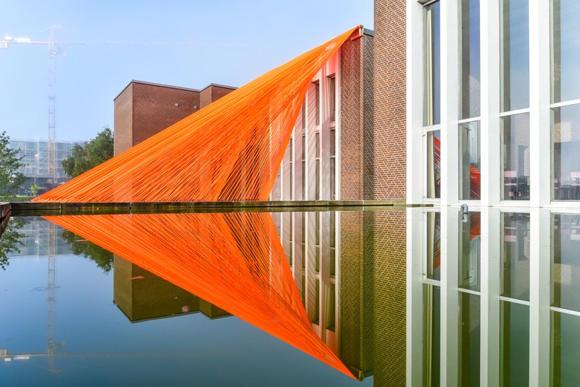 behin ha 设计的两件亮橙色网状织物装置在丹麦亮相