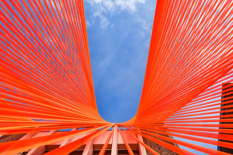 behin ha 设计的两件亮橙色网状织物装置在丹麦亮相