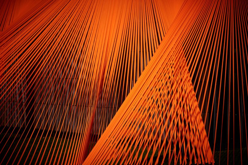 behin ha 设计的两件亮橙色网状织物装置在丹麦亮相