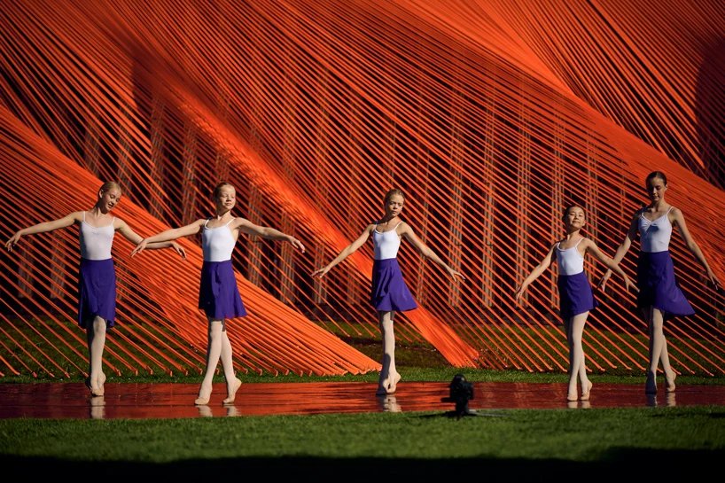 behin ha 设计的两件亮橙色网状织物装置在丹麦亮相