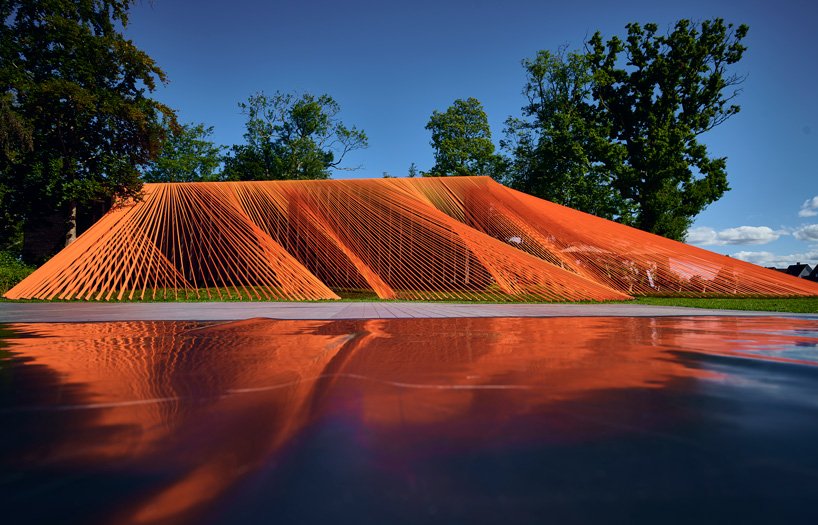 behin ha 设计的两件亮橙色网状织物装置在丹麦亮相