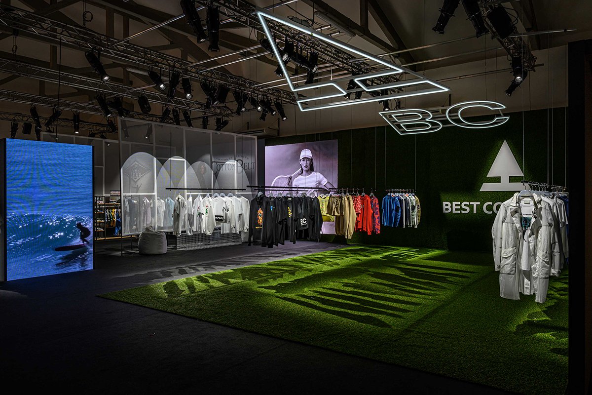 Best Company 展览设计由 Wea / Pitti Uomo 96 / Best Company 设计，树上的金字塔