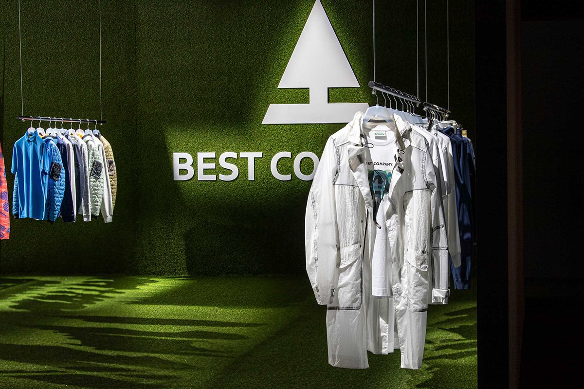 Best Company 展览设计由 Wea / Pitti Uomo 96 / Best Company 设计，树上的金字塔