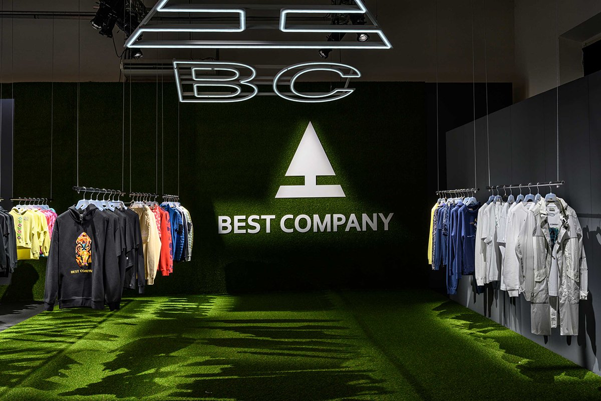Best Company 展览设计由 Wea / Pitti Uomo 96 / Best Company 设计，树上的金字塔