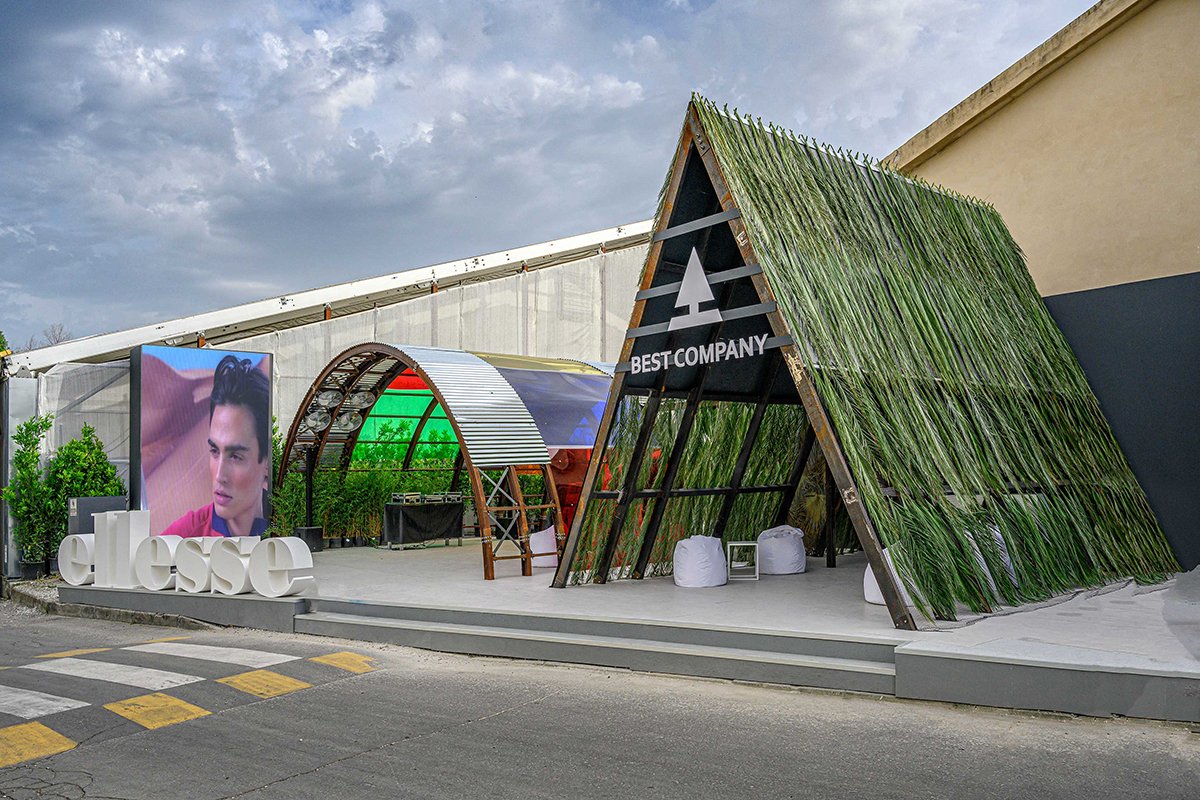 Best Company 展览设计由 Wea / Pitti Uomo 96 / Best Company 设计，树上的金字塔