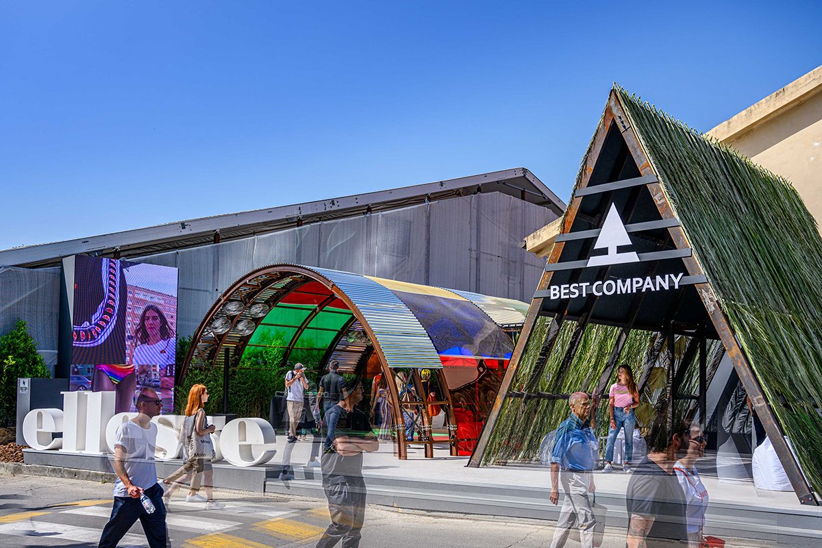 Best Company 展览设计由 Wea / Pitti Uomo 96 / Best Company 设计，树上的金字塔