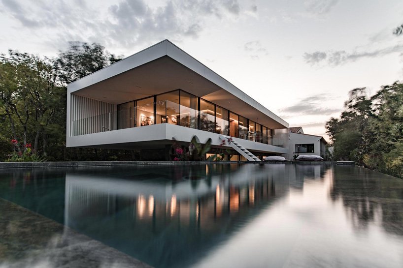 brengues le pavec 在法国南部的房屋扩建中增加了镜面游泳池