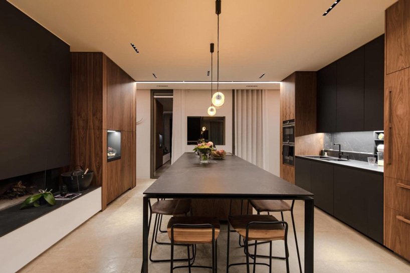 brengues le pavec 在法国南部的房屋扩建中增加了镜面游泳池