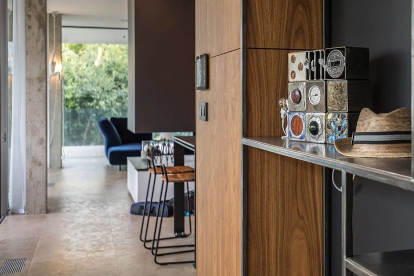 brengues le pavec 在法国南部的房屋扩建中增加了镜面游泳池