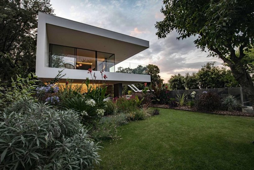 brengues le pavec 在法国南部的房屋扩建中增加了镜面游泳池