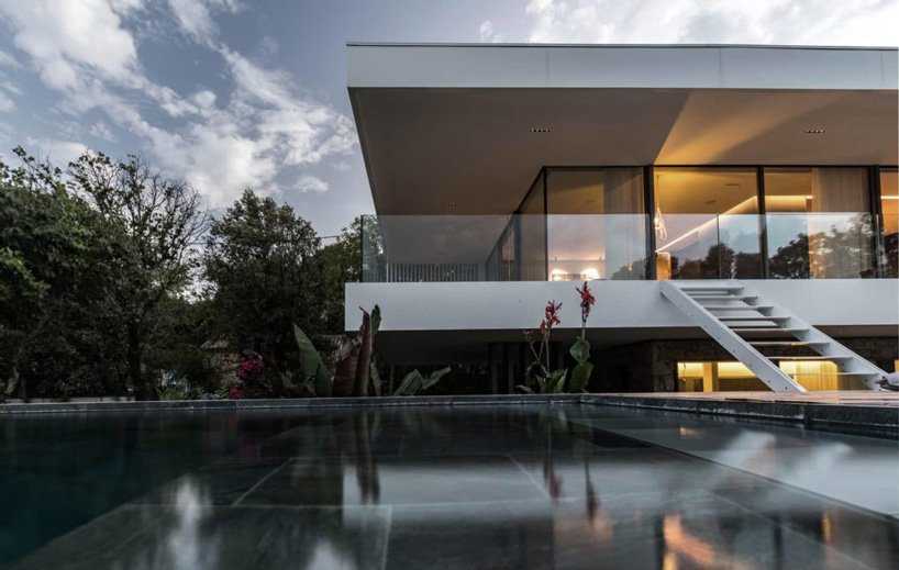 brengues le pavec 在法国南部的房屋扩建中增加了镜面游泳池