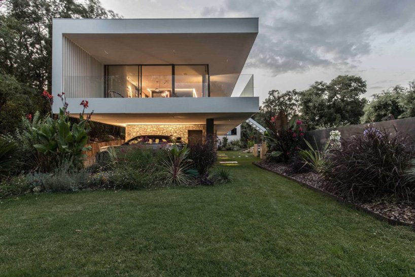 brengues le pavec 在法国南部的房屋扩建中增加了镜面游泳池