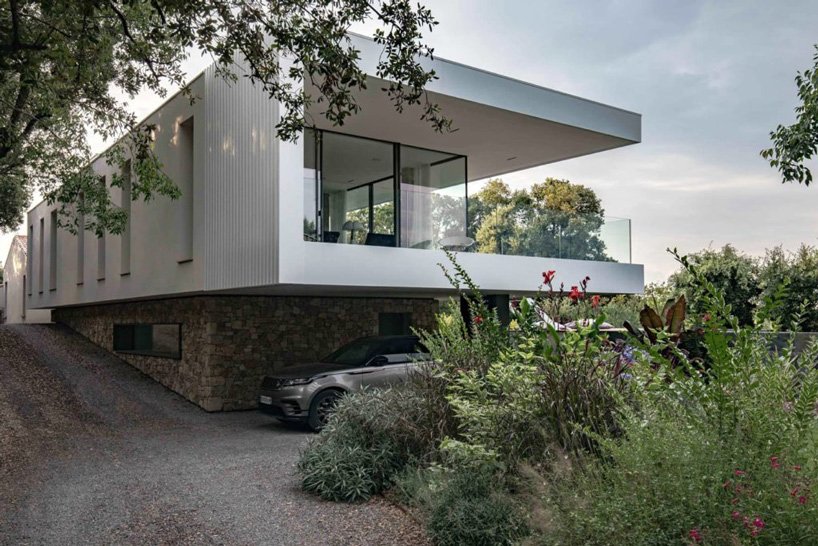 brengues le pavec 在法国南部的房屋扩建中增加了镜面游泳池