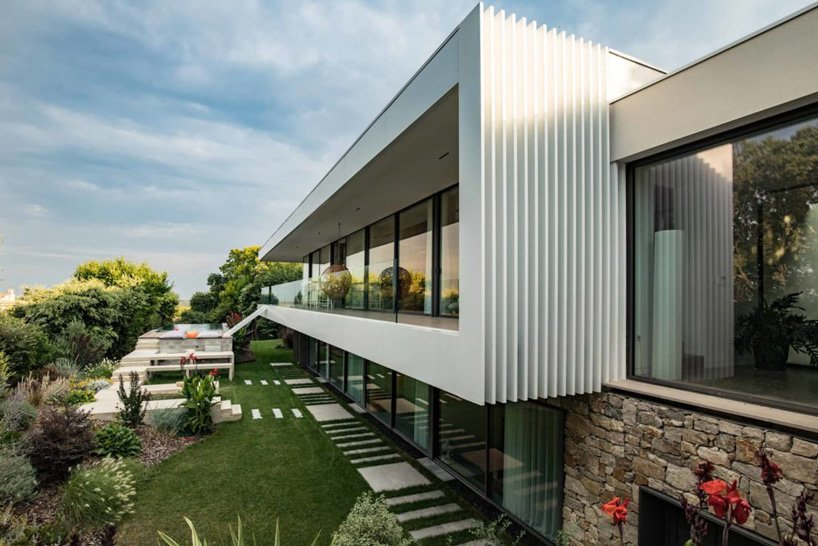 brengues le pavec 在法国南部的房屋扩建中增加了镜面游泳池