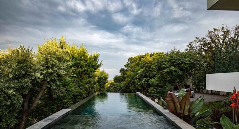 brengues le pavec 在法国南部的房屋扩建中增加了镜面游泳池