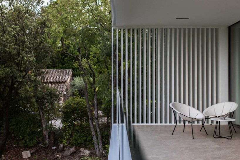 brengues le pavec 在法国南部的房屋扩建中增加了镜面游泳池