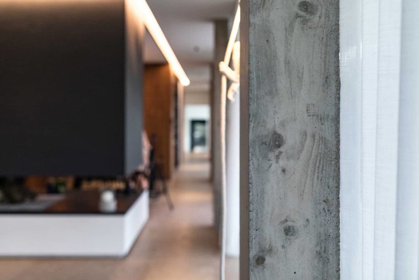 brengues le pavec 在法国南部的房屋扩建中增加了镜面游泳池