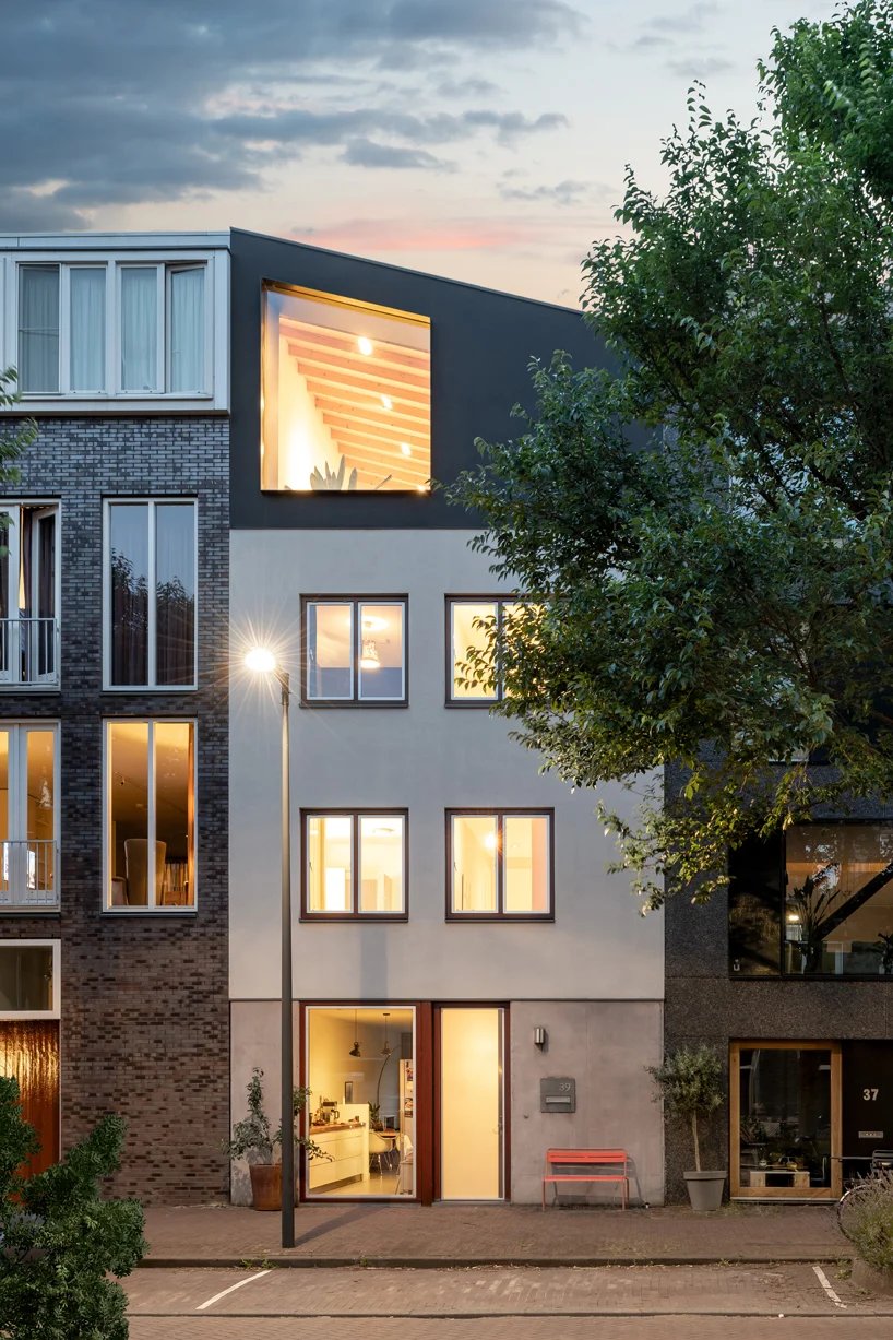 阿姆斯特丹的 Bureau fraai 私家车展厅展示了标志性捷豹车型的景观