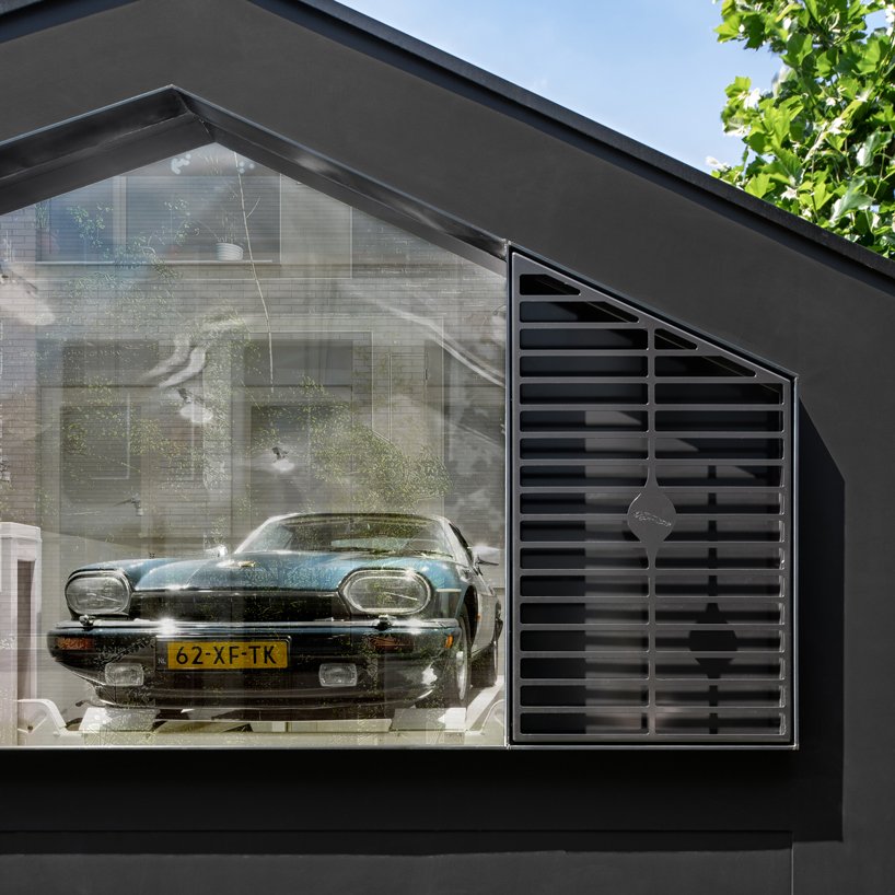 阿姆斯特丹的 Bureau fraai 私家车展厅展示了标志性捷豹车型的景观