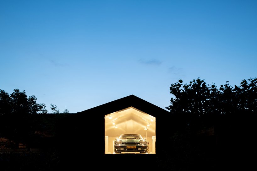 阿姆斯特丹的 Bureau fraai 私家车展厅展示了标志性捷豹车型的景观