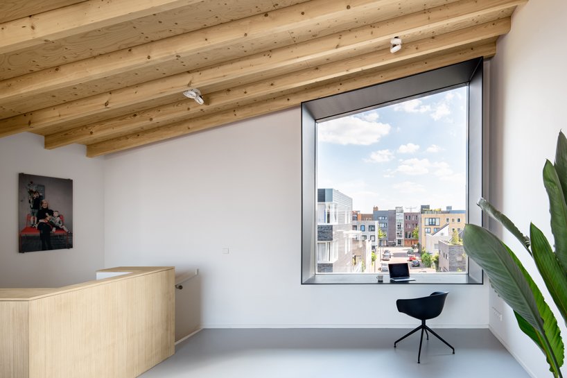 阿姆斯特丹的 Bureau fraai 私家车展厅展示了标志性捷豹车型的景观