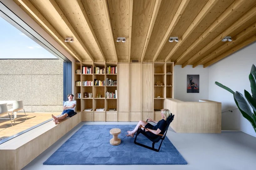 阿姆斯特丹的 Bureau fraai 私家车展厅展示了标志性捷豹车型的景观