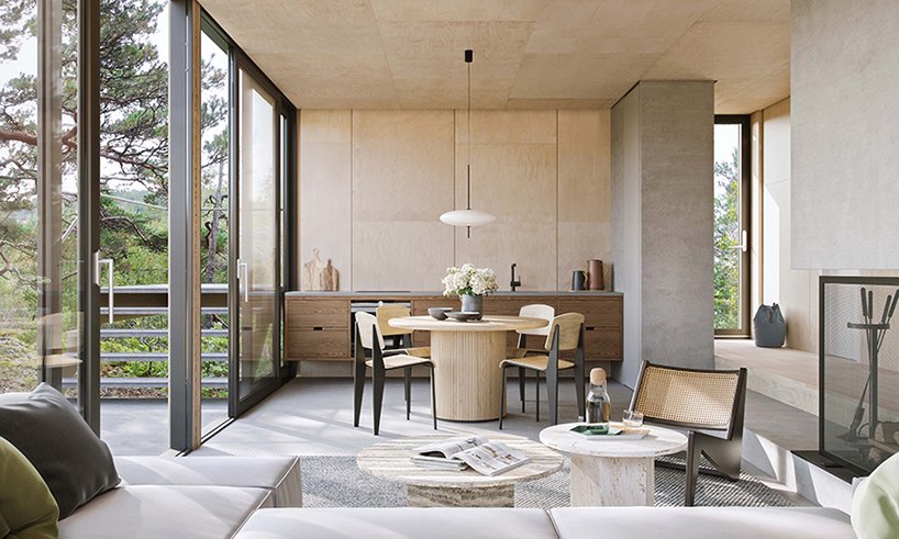 可持续木屋开发和谐地落户挪威海岸