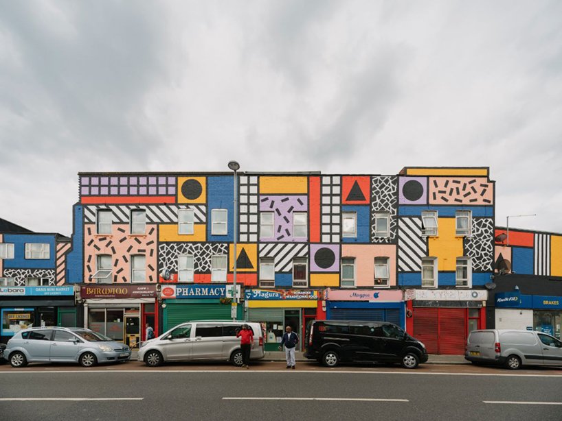 卡米尔·瓦拉拉 (Camille walala) 完成的壁画“瓦拉拉游行”照亮了东伦敦的街道 卡米尔·瓦拉拉 (Camille walala) 完成的壁画“瓦拉拉游行”照亮了东伦敦的街道