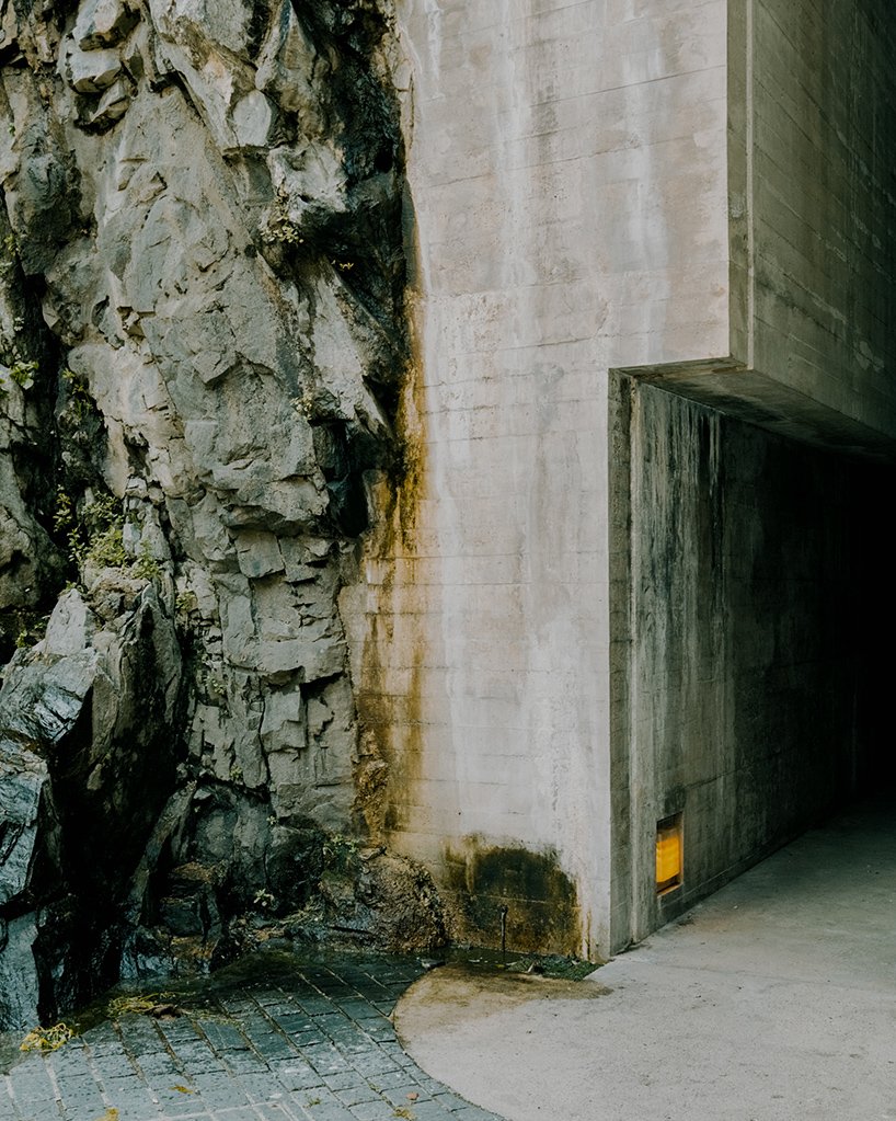 西蒙·博西拍摄了中世纪“大城堡”的野蛮干预