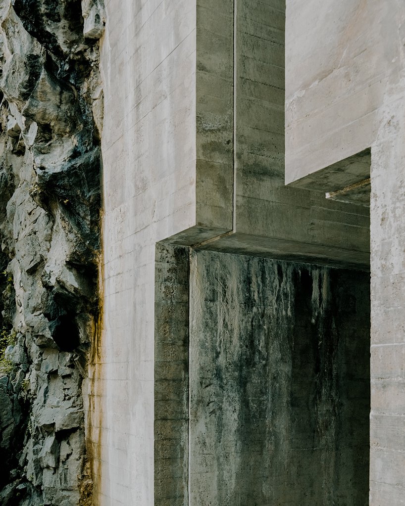 西蒙·博西拍摄了中世纪“大城堡”的野蛮干预