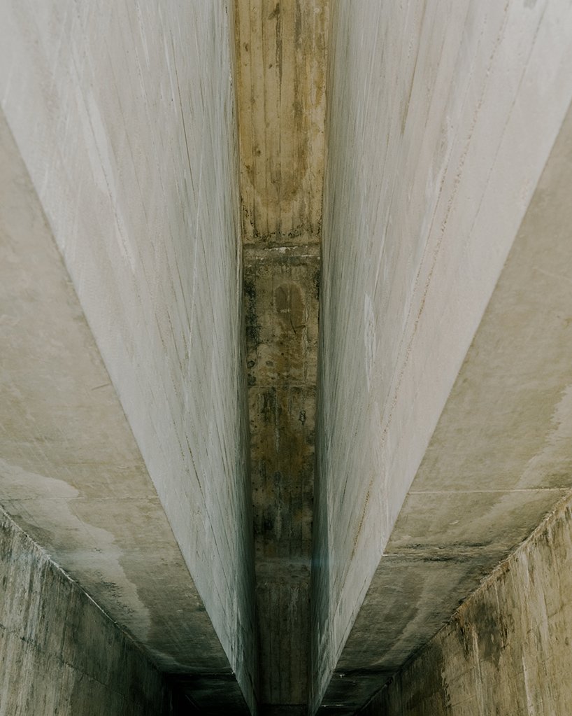 西蒙·博西拍摄了中世纪“大城堡”的野蛮干预