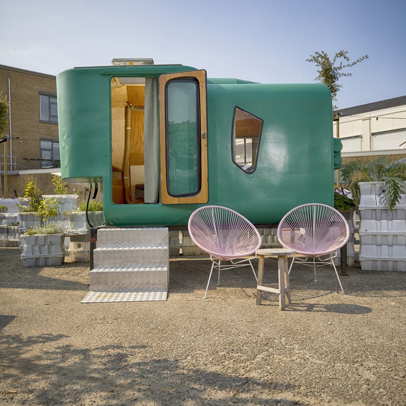 鹿特丹的文化露营地让您睡在由升级材料制成的奇特小屋中